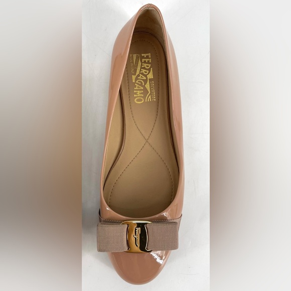Salvatore Ferragamo Varina Patent Leather Flats 8 Nude Beige Gold Bow Preppy - Picture 8 of 16